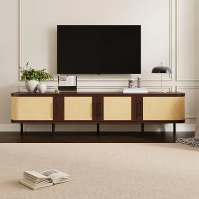 Zdjęcie produktu dla Komoda RTV Merax z plecioną przodem, szafka RTV z 4 drzwiczkami wykonana z MDF, stolik pod telewizor z miejscem do przechowywania, czarnymi uchwytami i metalowymi nóżkami, wykończenie orzechowe