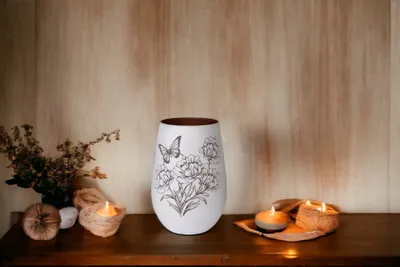 Produktbild von STÖLZLE LAUSITZ Elements Becher weiß bronze/ 1 Stück I Windlicht Becher aus hochwertigem Kristallglas I mit Laser Gravur "Blumen und Schmetterling"