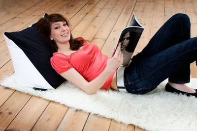 Produktbild von Smoothy Lesekissen Bookworm mit Mikroperlen – Ergonomisches Keilkissen für Bett & Sofa, waschbarer Bezug, ideale Rückenstütze, 60x40x30cm