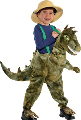 Kind im T-Rex Kostüm „Reitender Dino“ mit Hosenträgern, braun-grünem Schuppendesign und realistischem Dino-Kopf.