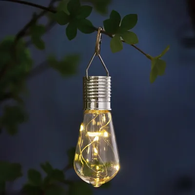 Produktbild von Hängende Solarlampe in Glühbirnenform mit 4 warmweißen LEDs - Solar-Stimmungsbeleuchtung für Garten, Balkon und Terrasse - Energieeffiziente LED-Außenleuchte mit Klemme und Dämmerungssensor Ø4,7 x 11 cm [11777]