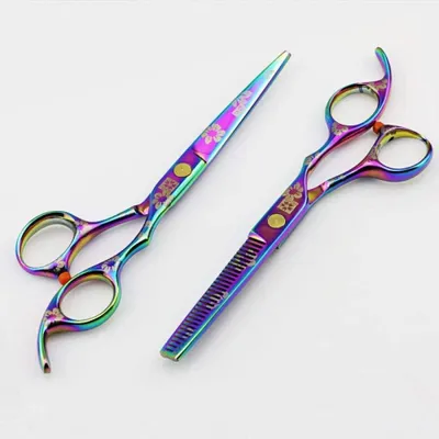 Imagen del producto de Conjunto profesional de tijeras para peluquería en color morado y arcoíris, compuesto por una tijera de 5,5 pulgadas y otra de 6 pulgadas, ideales para cortar y desfiladar el cabello