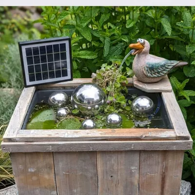 Produktbild von Miniteich Solar Möwe - Holzkiste, Keramik-Wasserspiel & Schwimmkugeln - 42x32x23cm