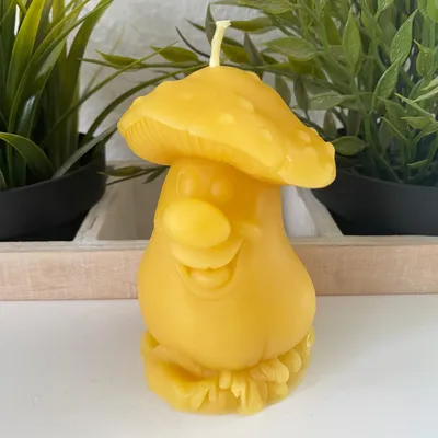 Produktbild von Bienenwachskerze Fliegenpilz 10 cm – lachendes Gesicht am Stiel handgegossen