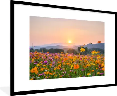 Produktbild von MuchoWow® Gerahmtes Poster Blumen - Sonnenuntergang - Berg 90x60 cm - Poster mit Schwarzem Bilderrahmen Wandposter Rahmen Foto Bilder - Wanddekoration - Fotos