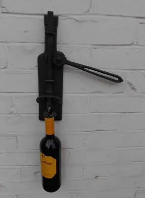 Produktbild von Origineller Wand- Weinflaschenöffner Korkenzieher Gusseisen schwarz
