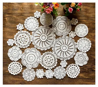 Produktbild von Set mit 24 handgehäkelten Deckchen aus Baumwolle, Spitzen-Tischset, Mini-Deckchen, Untersetzer, rund, 5–18 cm, Weiß, Vintage-Hochzeit, Teeparty (24 Stück)