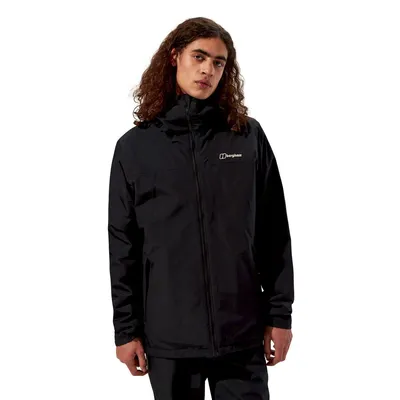 Isolierte Deluge Pro 3.0 Jacke von Berghaus; schwarze Hardshelljacke für Herren; Modell steht mit Kapuze.