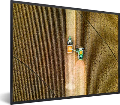 Produktbild von MuchoWow® Gerahmtes Poster Traktor - Feld - Land - Bauernhof - Ernte 40x30 cm - Poster mit Schwarzem Bilderrahmen Wandposter Rahmen Foto Bilder - Kunstposter - Wanddekorationen