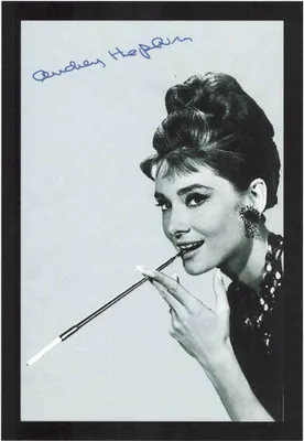 Produktbild von Hepburn, Audrey Smoking - 20x30 cm bedruckter Spiegel im Kunststoff Rahmen