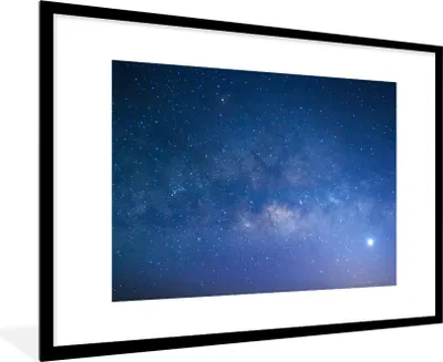 Produktbild von MuchoWow® Gerahmtes Poster Blauer Himmel bei Nacht 90x60 cm - Poster mit Schwarzem Bilderrahmen Wandposter Rahmen Foto Bilder - Wanddekoration - Fotos
