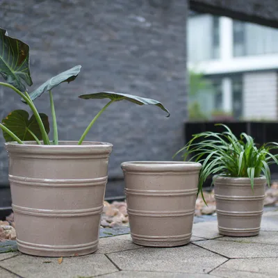Obrázek produktu pro Keramická sada květináčů, 3 kusy, průměry 40,5/32/24 cm, vysoký lesk, reliéfní struktura, mrazuvzdorná, s drenážními otvory. Barva: taupe (světle hnědá)