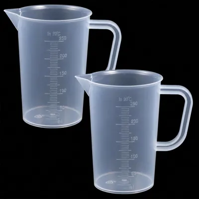 Immagine prodotto di 2 misurini da 250 ml trasparenti, con manico e beccuccio a forma di "V"