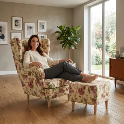 Produktbild von Ohrensessel mit Hocker ARI M – skandinavisches Set mit Blumenmuster, Stoff Rosa, Family Meble, KI-generiertes Bild