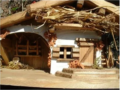 Produktbild von Krippe schönes Holzhaus 30cm x 13cm Modellhaus
