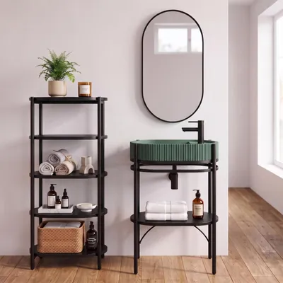 Immagine prodotto di Mobile lavabo semplice, con struttura in metallo nero e piano in cemento, lavabo nero, rubinetto nero, specchio e colonna