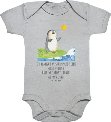 Produktbild von Mr. & Mrs. Panda Babybody Pinguin Surfer 1. - 3. Monat - Heather Grey - Geschenk, Optimistisch, Urlaub, babykleidung body, Strampler, Einteiler, Portugal, overall baby