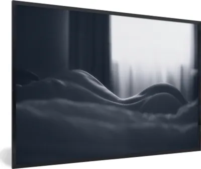 Produktbild von MuchoWow® Gerahmtes Poster Porträt - Frau - Bett - Schwarz und weiß 90x60 cm - Poster mit Schwarzem Bilderrahmen Wandposter Rahmen Foto Bilder - Fotorahmen - Foto-Plakat