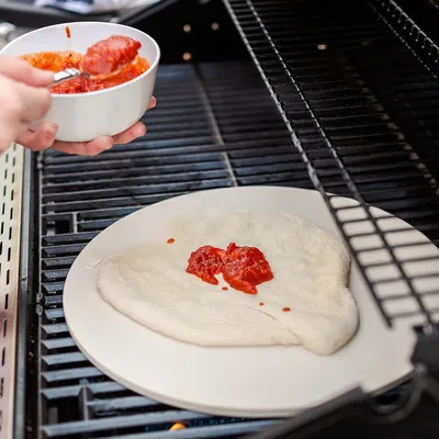 Produktbild von Navaris Cordierit Pizzastein XXL für Backofen Grill - Ø35cm Pizza Stein groß für Ofen Brot Backen Flammkuchen - Gasgrill Herd Steinplatte inkl.