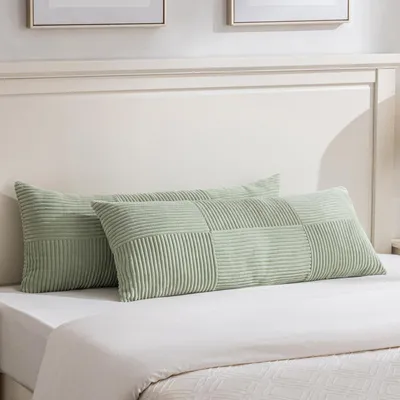 Produktbild von Set mit 2 salbeigrünen Kissenbezügen (40 x 145 cm). Weiche, moderne Dekokissenbezüge im Boho-Stil für Sofa, Schlafzimmer, Wohnzimmer und Bett.