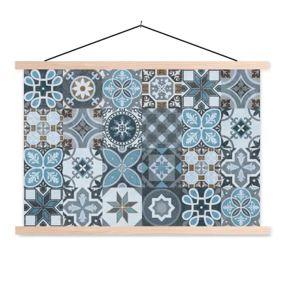 Produktbild von MuchoWow® Textilposter Design - Blume - Blau - Figuren 120x80 cm mit holzfarbenen Rahmen - Aufhängeset