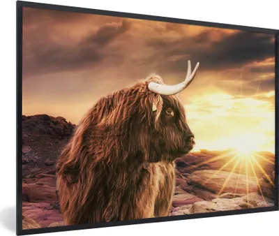 Produktbild von MuchoWow® Gerahmtes Poster Schottischer Hochländer - Sonne - Horizont - Kuh - Tiere 30x20 cm - Poster mit Schwarzem Bilderrahmen Wandposter Rahmen Foto Bilder - Kunstdruck - Bild-Poster