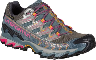 Wanderschuh für Damen; Modell "Ultra Raptor II Woman Gtx" von La Sportiva; grau mit pinken Akzenten und griffiger Sohle.