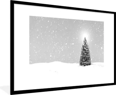 Produktbild von MuchoWow® MuchoWow® Gerahmtes Poster Ein Weihnachtsbaum in einer verschneiten Landschaft und einem blauen Himmel - schwarz und weiß 90x60 cm - Poster mit zchwarzem Bilderrahmen - Wanddekoration - Foto