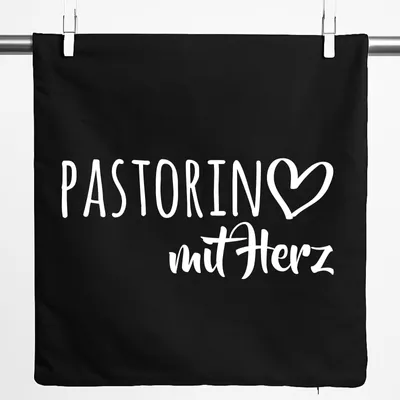 Produktbild von Huuraa Kissenbezug Pastorin mit Herz 40x40cm Black Baumwolle Dekokissenbezug Geschenkidee