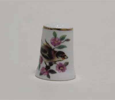 Obrázok produktu pre Porcelánový náprstok s motívom vtáka, zelený s ružovými kvetmi a zlatými ozdobami