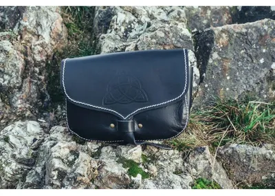 Image de Sac banane en cuir viking noir "Hulda