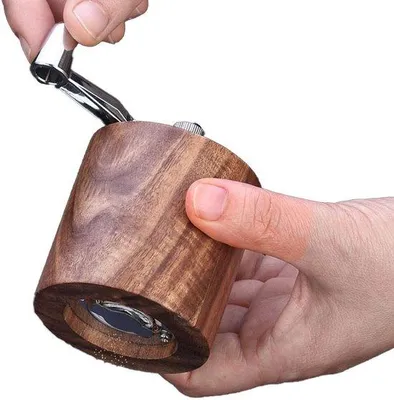 Productafbeelding van Handmatige kruidenmolen - Ideaal voor ingrediënten en kruiden - Keukenaccessoire - 5,8 cm - geschikt voor binnen en buiten