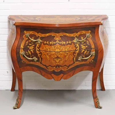 Image de Commode Casa Padrino de style baroque, avec 2 tiroirs, en bois de couleur mahogni, avec incrustations et détails en laiton. Dimensions : 100 x 55 x hauteur 85 cm