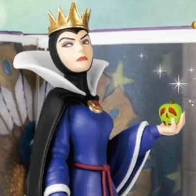 Zdjęcie produktu dla Disney diorama Seria książek - Zła królowa 13 cm ()