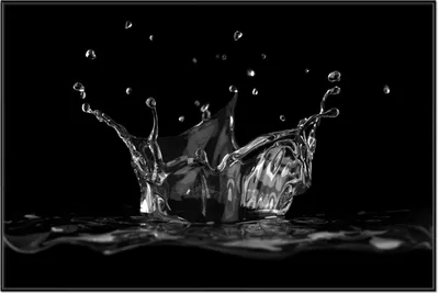 Produktbild von Wallario Wandbild Aufspritzendes Wasser Schwarz-Weiß, Größe: 61 x 91,50 cm, Poster mit schwarzem Aluminiumrahmen
