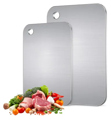Image de Lot de 2 planches à découper en titane et en acier inoxydable, 25 x 15 cm et 20 x 30 cm. Idéales pour les cuisines familiales, pour découper des légumes, des fruits, de la viande et du pain. Faciles à nettoyer.
