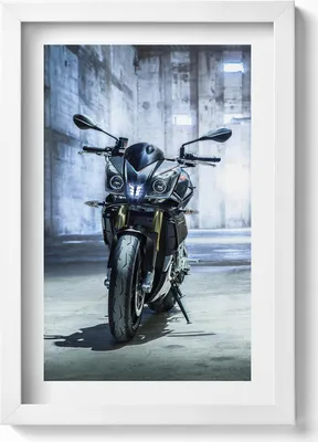Produktbild von Motorrad in einer Gasse in einer Betonstadt– Wandbild mit Rahmen – Gerahmtes Bild  – Wanddekoration – 20x30 cm – Weiß