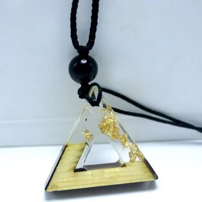 Produktbild von Handgemachte Halskette Triangle Resin - Eleganz in Gold KP5304