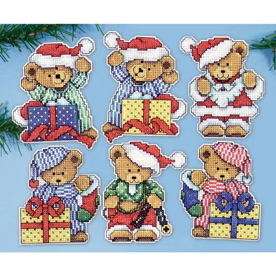 Produktbild von Design Works Kreuzstich Stickpackung "Weihnachtsbaum Dekoration Kleine Bären 6er Set", Zählmuster, 8x10cm