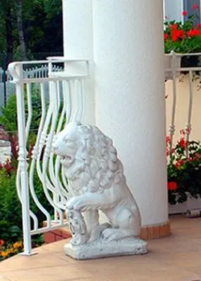 Image de Casa Padrino Sculpture de jardin baroque Lion Blanc 28 x 45 x H. 72 cm - Figurine décorative de jardin - Jardin & terrasse Accessoires déco