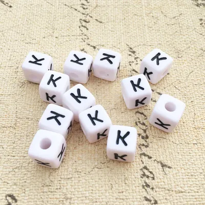 Produktbild von Buchstaben Perlen, 30 Stück, 6x6 mm, weiß mit schwarz, eckig, Buchstabe K