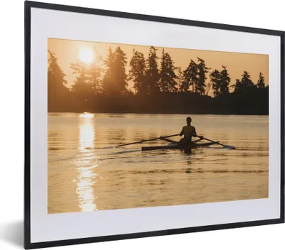 Produktbild von MuchoWow® MuchoWow® Gerahmtes Poster Ein Mann rudert bei Sonnenuntergang 40x30 cm - Poster mit zchwarzem Bilderrahmen - Bilderrahmen - Poster im Rahmen
