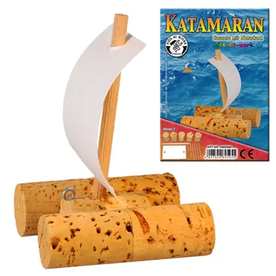 Produktbild von Corvus Bastelset Katamaran aus Kork, windschnittig, 10,5 cm Höhe, bemalbares Segel