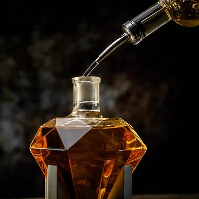 Produktbild von Whiskey Karaffe Set Diamantmuster 900 ml Inklusive Whiskey Dekanter und 4 Steinen - Geschenk für Männer mit Schenktuit