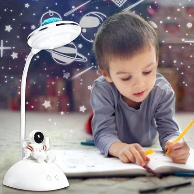 Obrázek produktu pro LED studijní lampa s funkcí projekce a držákem na stůl – s možností stmívání a dobíjení – design Astronaut – vhodná pro studium a čtení na studentských kolejích