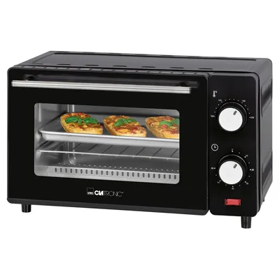 A black Clatronic minibackofen with three small pizzas inside, placed on a white background.