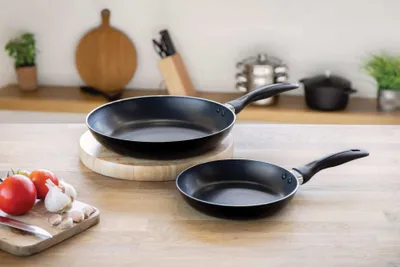 Immagine prodotto di KitchenCraft Set di 2 pentole in alluminio antiaderente ad induzione in confezione regalo 20cm e 28cm