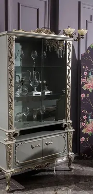 Produktbild von Casa Padrino Luxus Barock Vitrine Grau / Silber 110 x 47 x H. 201 cm - Massivholz Vitrinenschrank im Barockstil - Edel & Prunkvoll