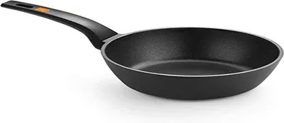 Image de Plaque de cuisson à induction en aluminium avec revêtement antiadhésif, noire.
