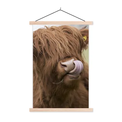 Produktbild von MuchoWow® Textilposter Schottischer Highlander - Braun - Kuh 60x90 cm mit holzfarbenen Rahmen - Textil